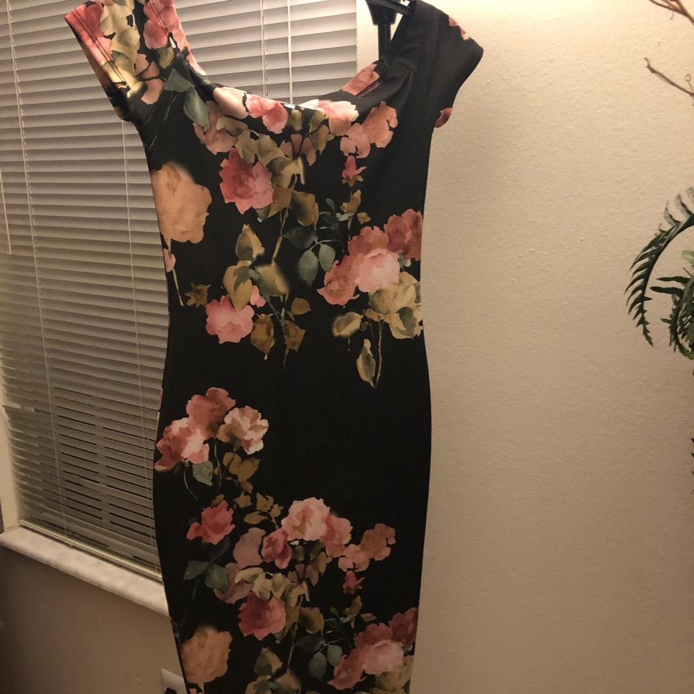 Off-shoulder stretchable floral dress